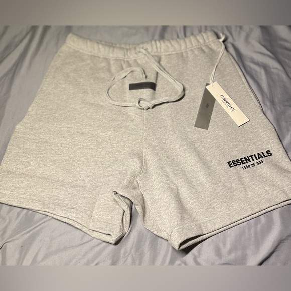 :): ESSENTIALS Fear OF God Relaxing Shorts ( MEDIUM )